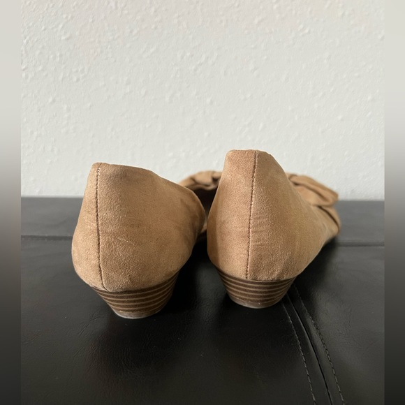Self Esteem Footwear brown suede pointed toe flats w bow Worn a few times size 8 - Picture 2 of 6